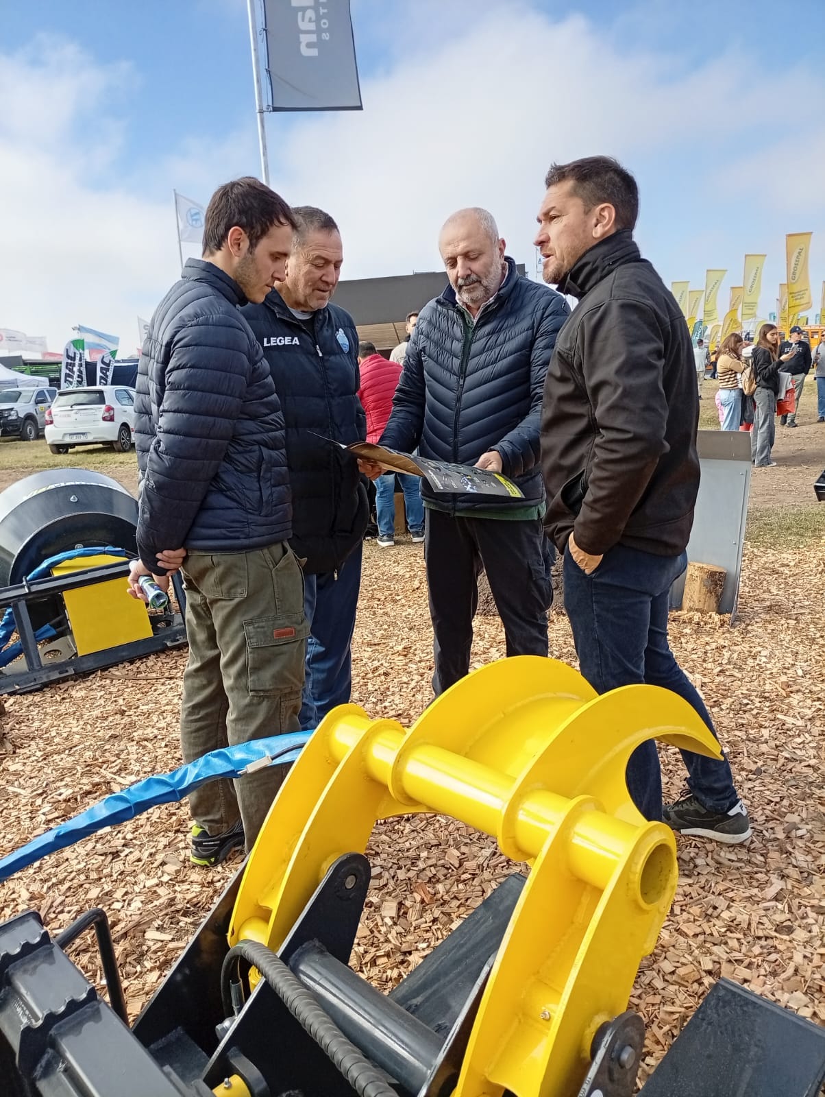 VialPlan mostrando su amplio catálogo de implementos para minicargadoras en Agroactiva 2025